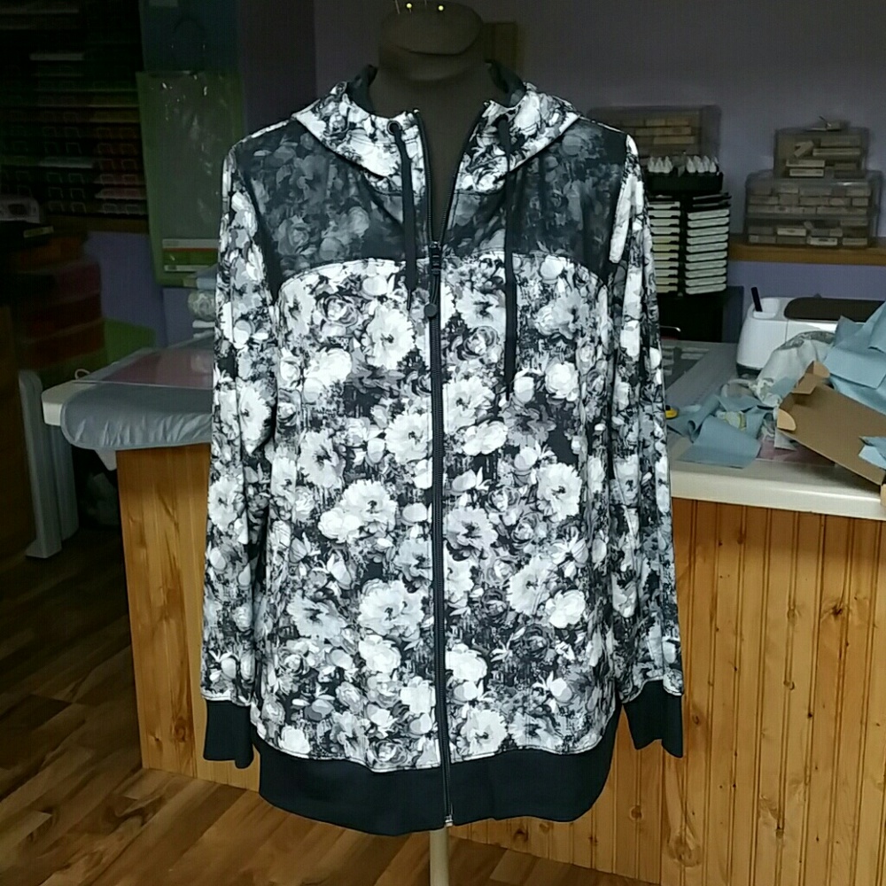 Jacket by Livi Active